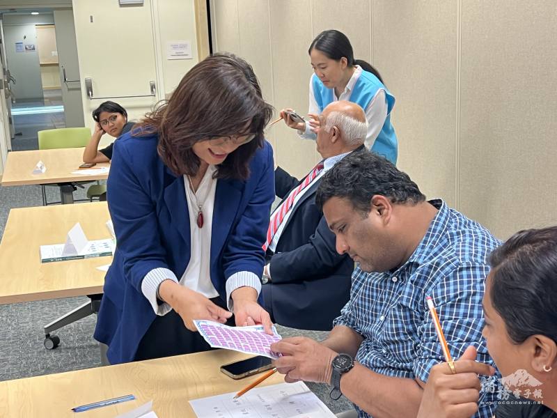 愛飛揚中文學校校長單聖玲介紹臺灣的童玩