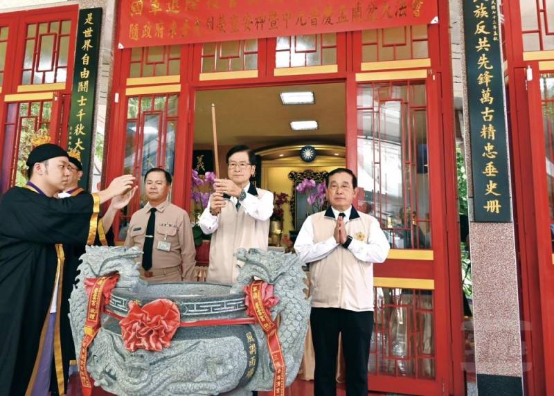 嚴主委率同仁虔誠獻香祈福，向隨政府來臺先烈榮靈表達崇敬與感念之意