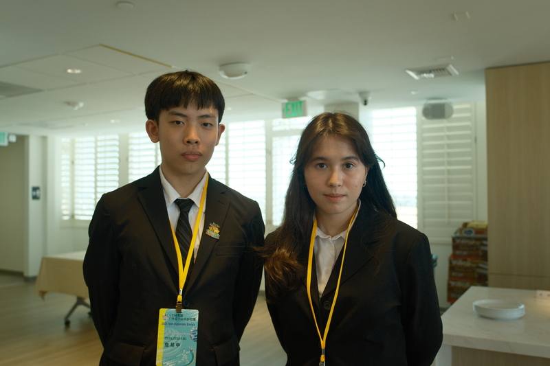 外交部與教育部合辦「外交小尖兵」10名台灣高中生訪問洛杉磯，26日參觀駐洛杉磯台北經濟文化辦事處。圖為學生黃可妮（右）與詹易申（左）