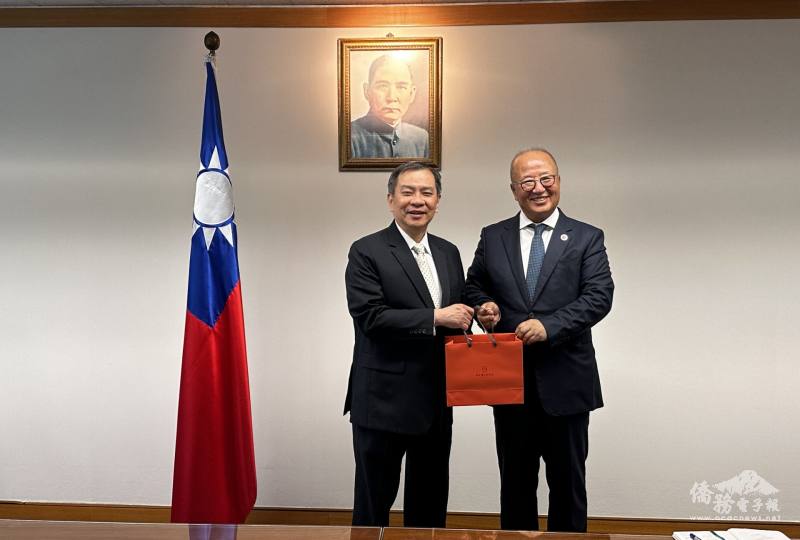 韓國中華總商會會長袁國棟致贈紀念品予丘高偉