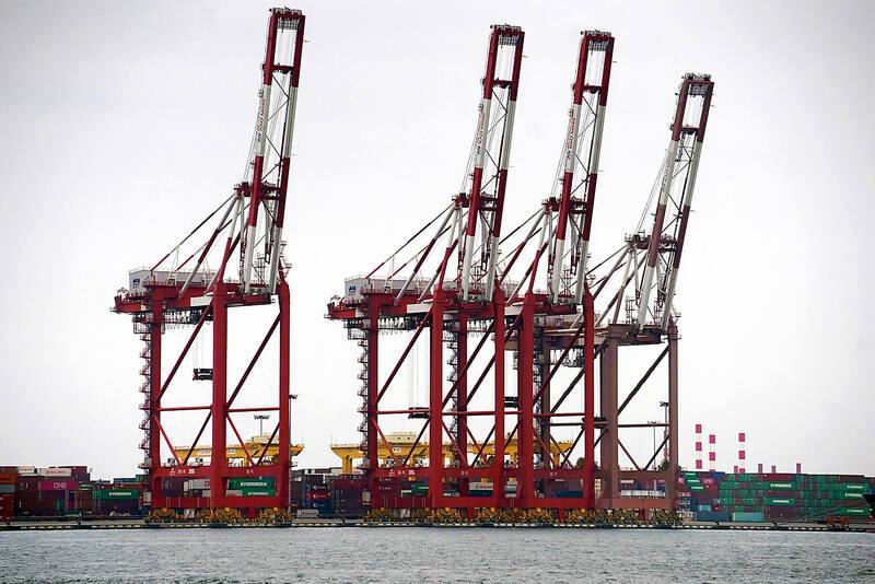 經濟部今天公布7月工業生產指數為113.53，年增18.11%，其中7月份製造業生產指數114.22，年增19.55%，指數皆創歷年同期新高。圖為高雄港區碼頭