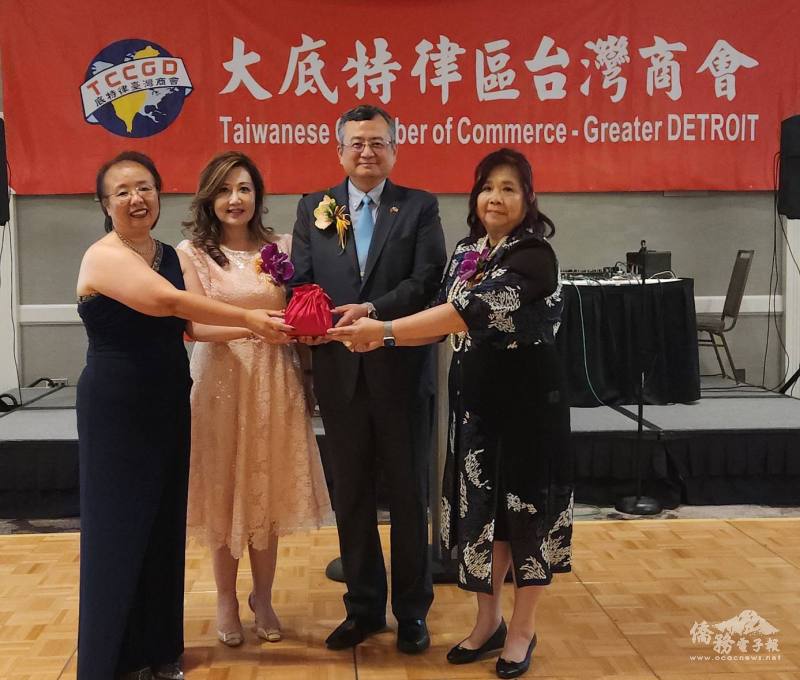 駐芝加哥辦事處處長類延峰(右2)及北美洲臺灣商會聯合總會榮譽總會長張聖儀(左2)監交印信，滿任會長薛瑞玲(左1)交接給新任會長楊逸鴻(右1)