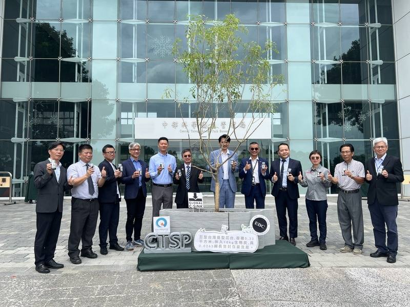 中科管理局27日舉辦「多元驅動指路淨零∞綠色科技低碳產業群聚共創」活動，活動中並進行「生物炭加碼固碳力植樹示範行動」，共同為苗木施加養分