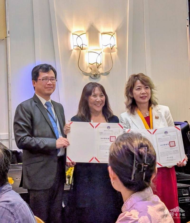 閻樹榮主任頒發感謝狀，表彰新舊任會長的卓越貢獻與順利交接