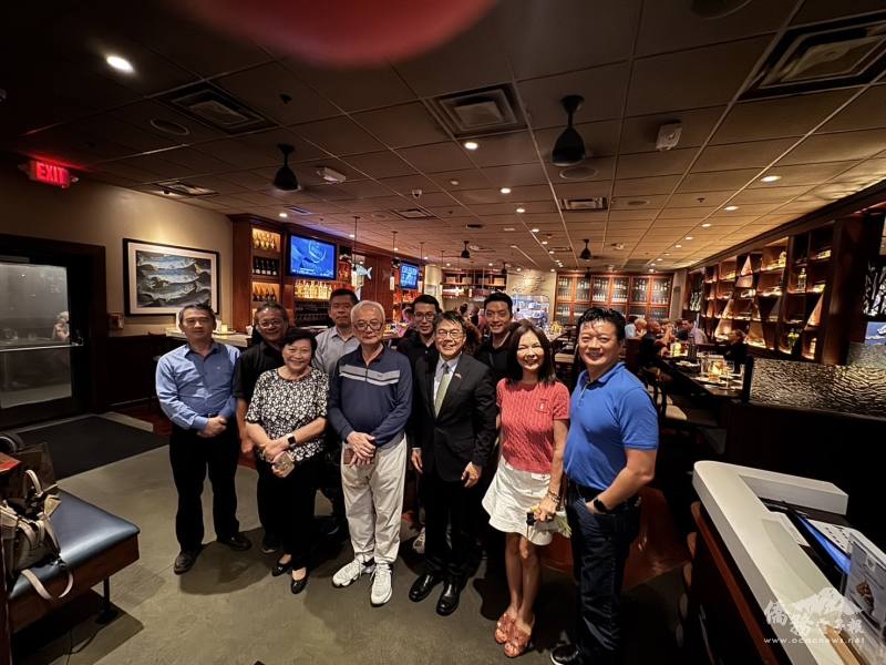 退輔會副主委陳進廣(前排左4)及駐邁阿密辦事處處長周啟宇(前排右3)餐敘後合影