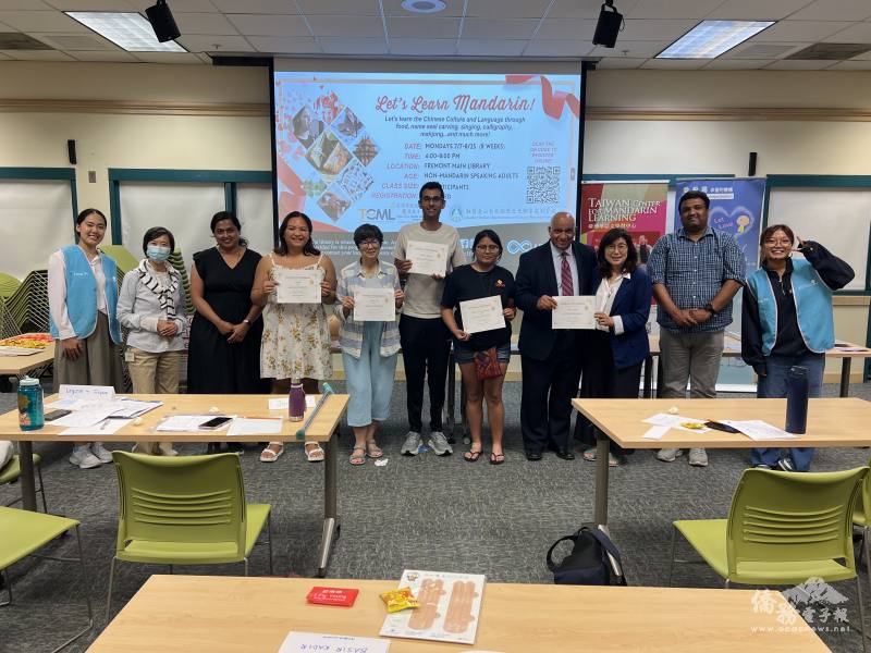 學員們領取結業證書