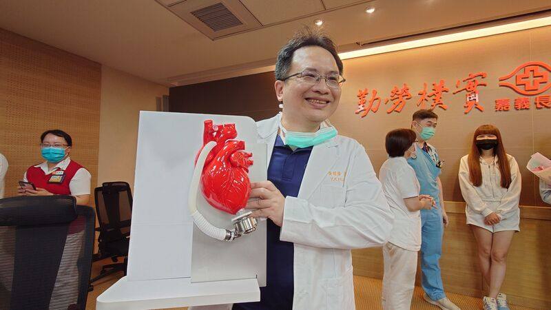 嘉義長庚醫院近日完成新一代HeartMate3左心室輔助器（俗稱人工心臟）的植入手術，血管外科醫師黃耀廣（前）27日指HeartMate3採用全磁懸浮馬達設計，能長期穩定輸送血液，並顯著降低血栓形成、機械磨損與感染風險