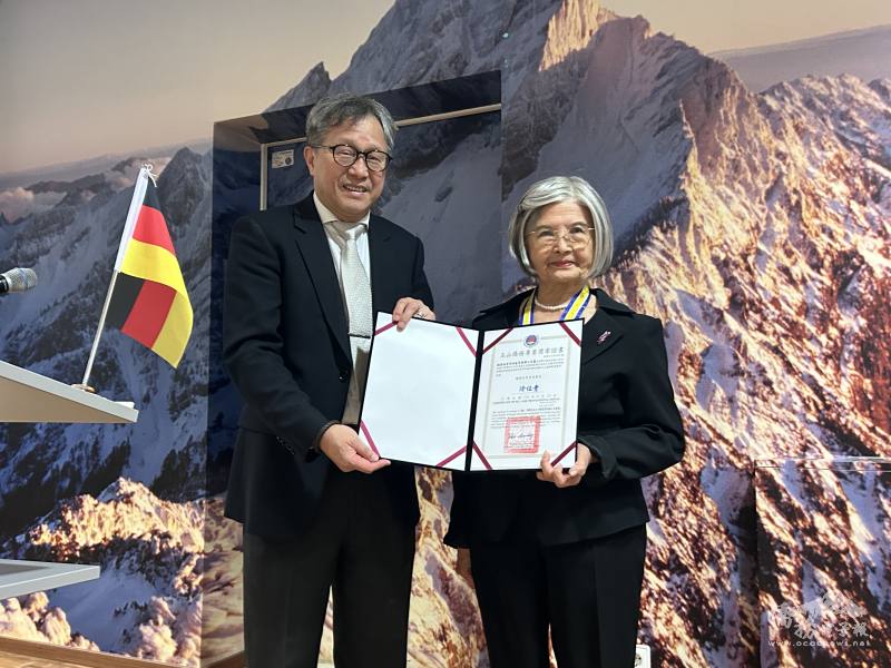 駐德國代表處大使謝志偉頒發玉山僑務專業獎章予葉美麗博士