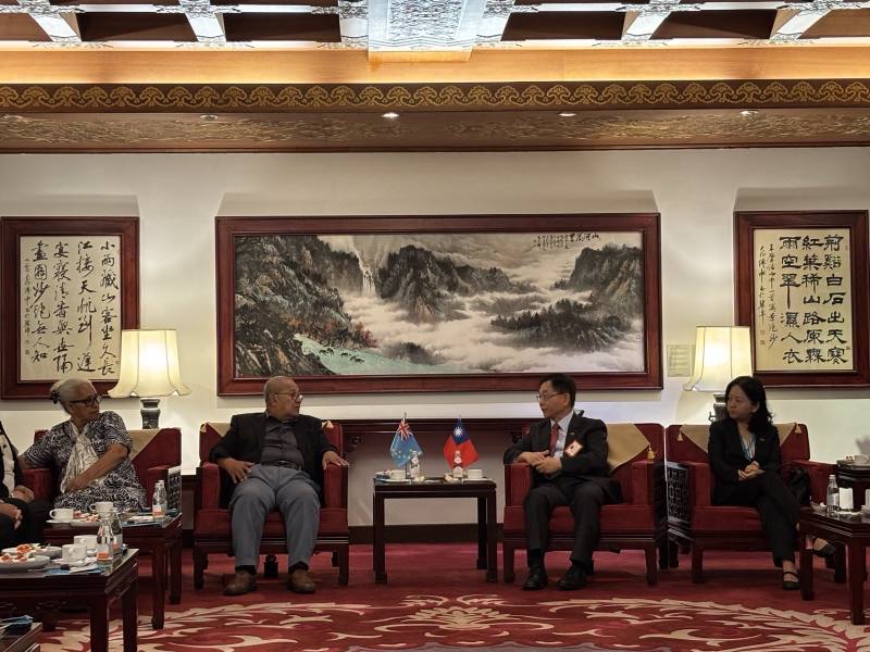 外交部常務次長葛葆萱（右二）代表我國政府歡迎吐國國會議長伊塔雷理（左二）率團訪台