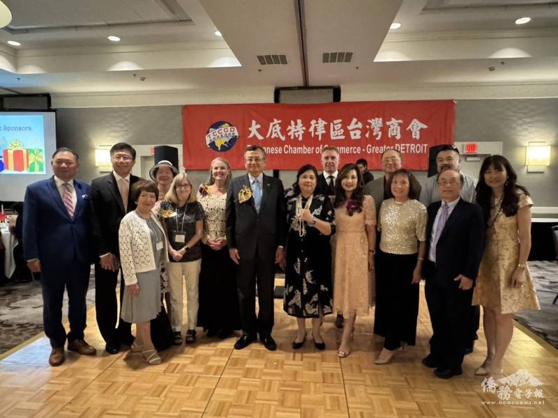 類延峰與Sue Shink、眾議員Sharon MacDonell、法官Brian Hartwell及大底特律區臺灣商會理事團隊合影