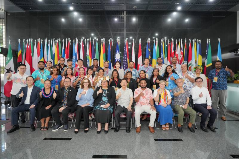 外交部常務次長葛葆萱（前排右五）與學員及參加開訓典禮賓客合影