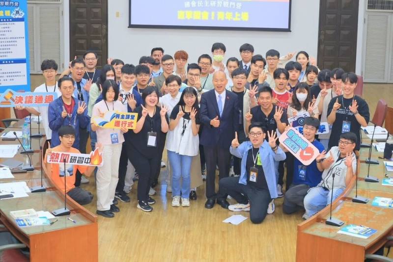 由立法院中南部服務中心主辦的「114年大專青年國會民主戰鬥營」26日落幕，立法院長韓國瑜鼓勵青年勇敢探索、放眼國際