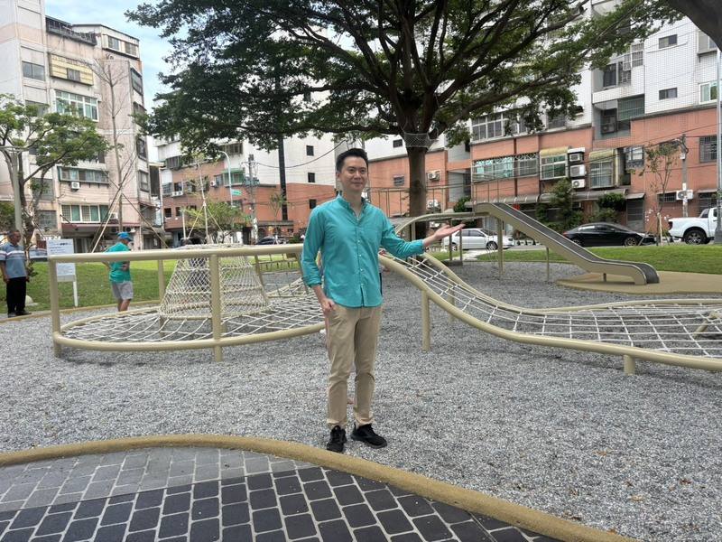 新竹縣竹北市公所斥資打造「樹網公園」27日正式啟用，市長鄭朝方（圖）親自視察驗收，園區內各類爬網遊具皆配合著原本樹形跟樹的生長趨勢，讓遊具跟大樹結合