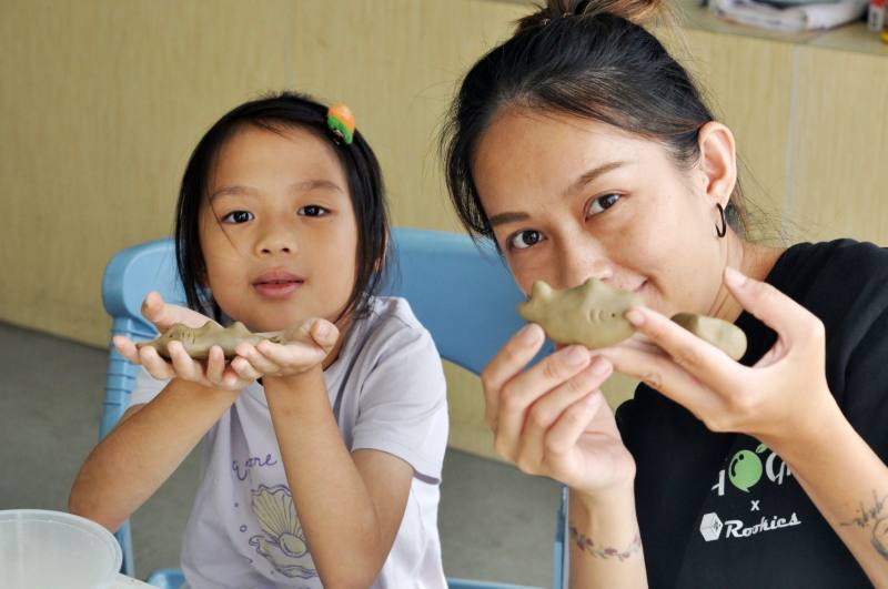 家長陪伴孩子動手創作，體驗慢活與樂活的美好時光