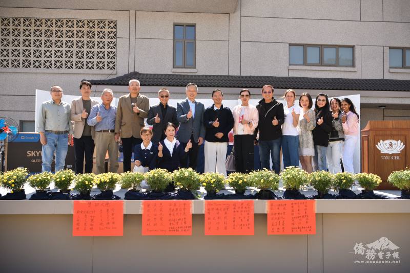 駐南非代表處大使廖文哲(左6)、慈濟慈善基金會南非分會執行長黃騰緯(左7)及僑務委員陳阡蕙伉儷、羅應肇等與會人士合影