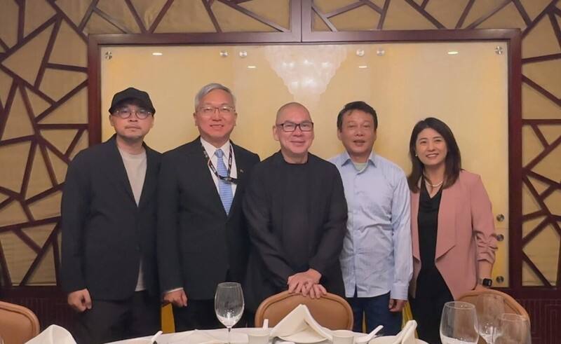 導演蔡明亮（中）26日在舊金山面對華文媒體表示，台灣是近幾十年亞洲最自由國度，讓他拍片上沒有任何後顧之憂