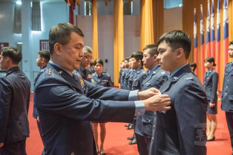 鄭司令為學員佩掛飛行胸章