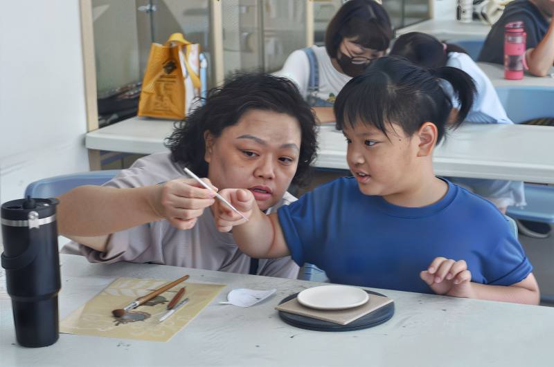 孩子在工藝師引導下專注於工藝學習，體驗工藝創作的樂趣