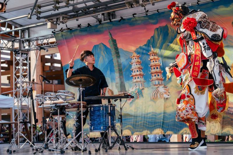 「不二擊聲音製造所」與「拚場藝術撞擊」合作帶來「大神尪：神將繞境護島嶼」，以現代融合傳統樣貌，將臺灣廟宇文化搬上世界舞台