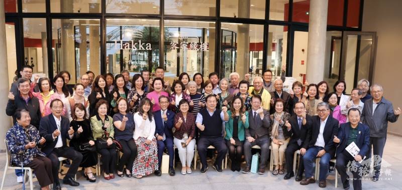 徐佳青（前排中）、客家活動中心主任委員張永西（前排右七）和貴賓、崇正會主要幹部及客家緣樓股東合影