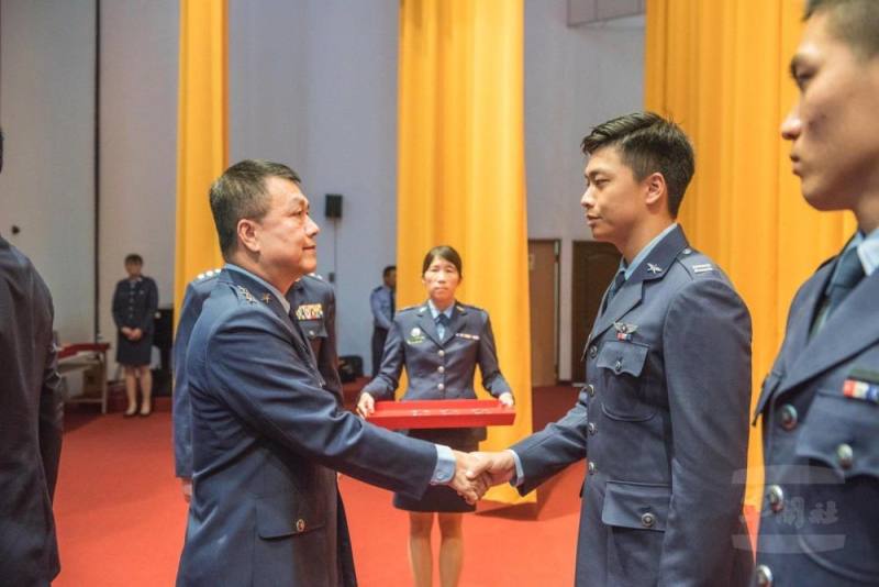 鄭司令前往空軍飛行訓練指揮部主持「112年班飛行乙班結訓暨頒授飛行胸章典禮」