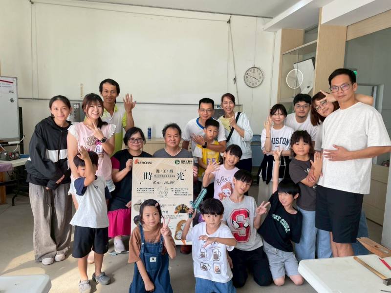 工藝課程現場溫馨熱鬧，親子共學共樂，其樂融融