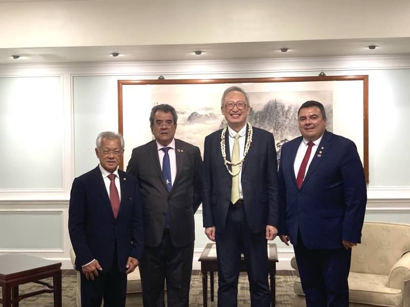 外交部政務次長吳志中（右二）與法國參議員羅夫齊（Teva Rohfritsch，右一）、法玻政府前主席唐山佳（Gaston Tong Sang，左一）及前主席費奇艾（Edouard Fritch，左二）合影