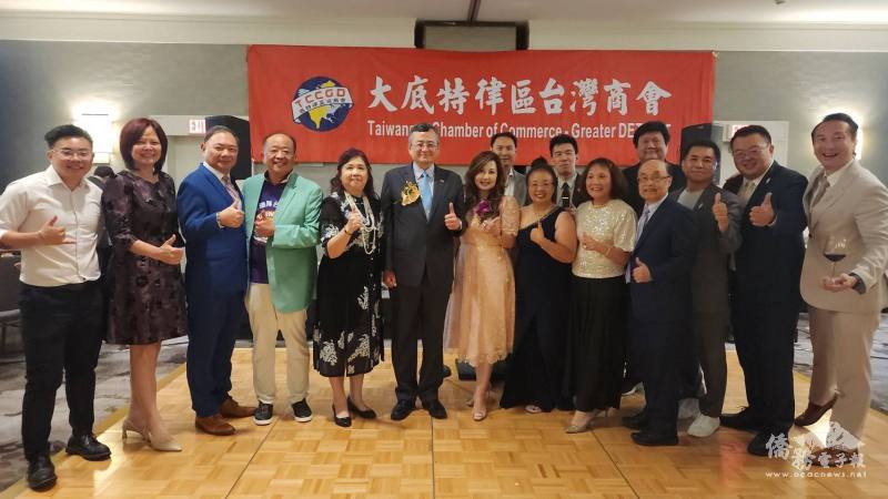 類延峰與商會理事團隊及外地嘉賓合影