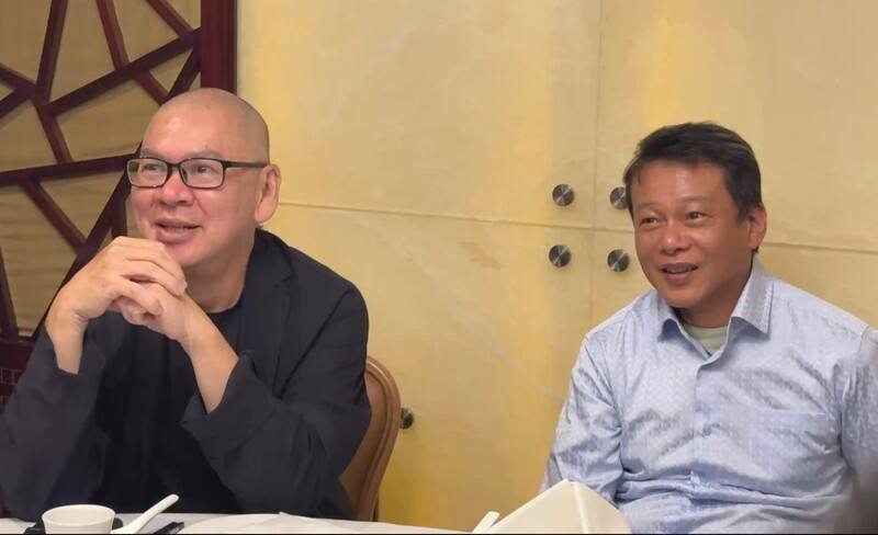 導演蔡明亮（左）的8部作品近日在舊金山灣區放映，他26日與演員李康生接受華文媒體訪問，談到電影和AI