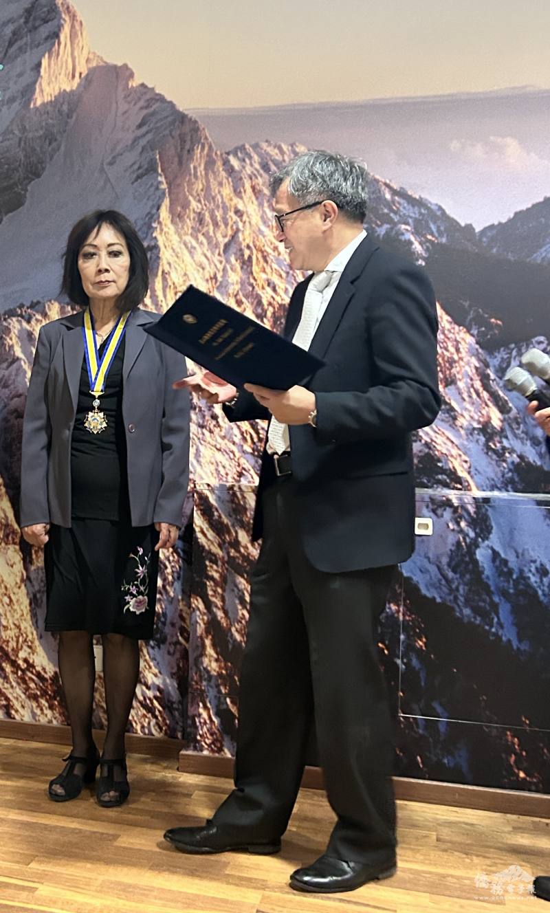 駐德國代表處大使謝志偉宣讀頒給鄭瑩的玉山僑務專業獎章證書
