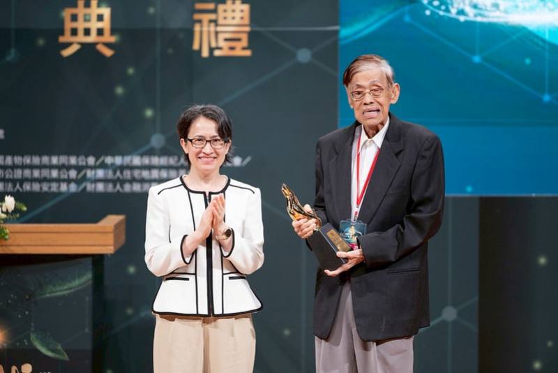 蕭美琴副總統27日下午出席「第11屆臺灣保險卓越獎頒獎典禮」