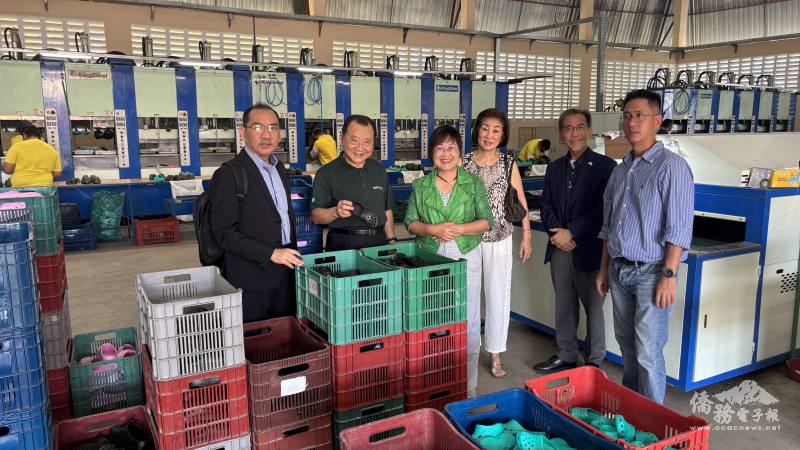 徐佳青訪視臺商總會長林幸昭經營的製鞋工廠
