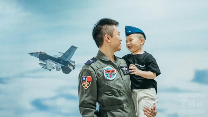 空軍第7聯隊朱偉銘少校與軍眷互動