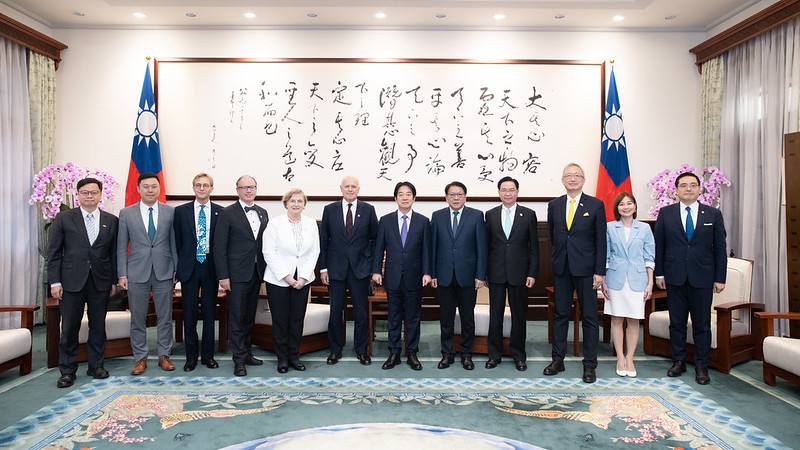 President Lai poses for a photo with a delegation from the Inter-Parliamentary Alliance on China.