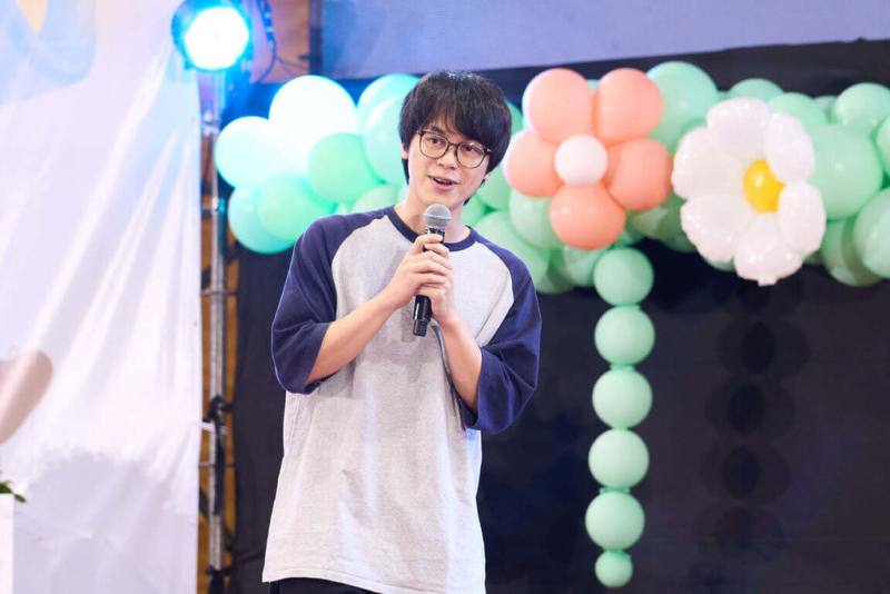 政治大學28日發布新聞稿，知名YouTuber、經濟系校友 HowHow（圖）在「超政新生定位營」中分享經驗，勉勵學弟妹勇於探索和嘗試，並好好認識朋友、享受大學生活