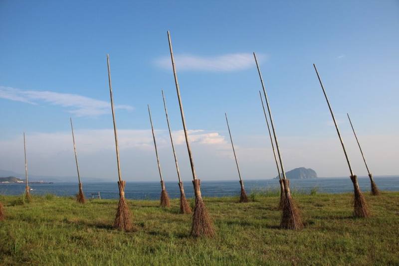 基隆潮境公園的「掃把救星」環境裝置藝術，承載著環保寓意，因與「哈利波特」電影的飛天掃把畫面產生聯想，近年來成為人氣拍照熱點，但因8年來受風吹雨打，結構受損，國立海洋科技博物館決定讓它逐漸自然消逝，功成身退（海科館提供）