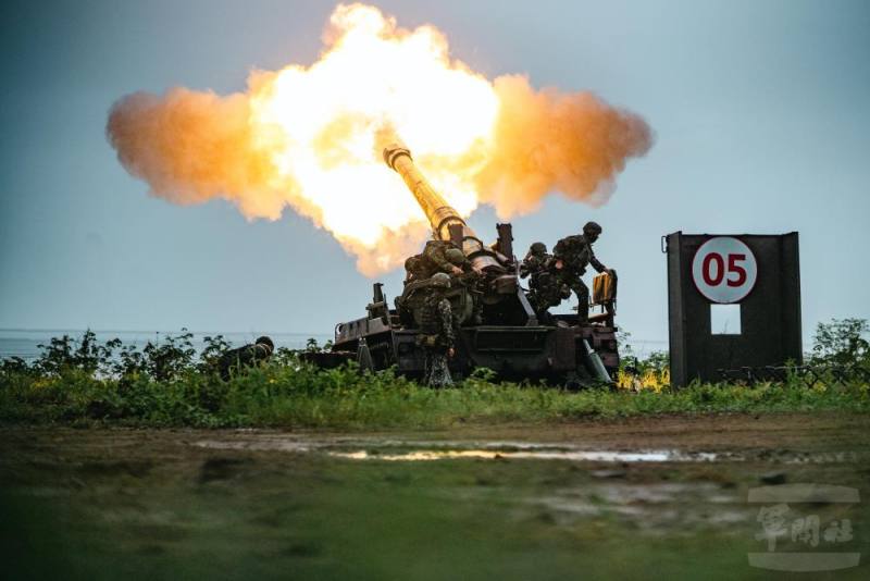 M110A2自走砲射擊