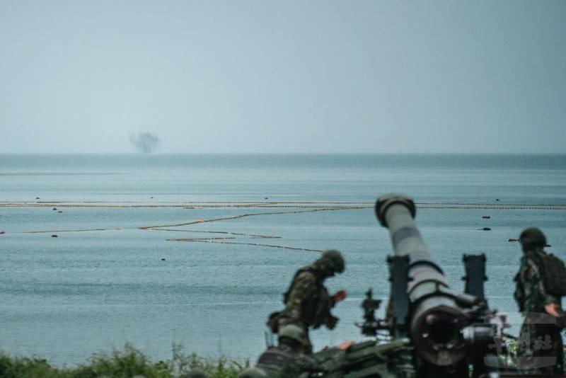 M110A2自走砲命中目標區海域