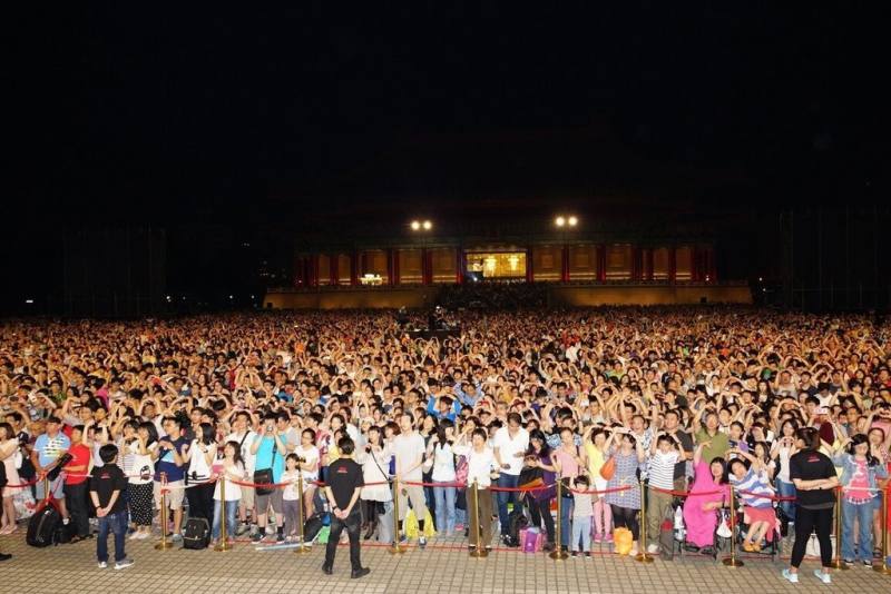 柏林愛樂管弦樂團2005年首度訪台就在台北兩廳院藝文廣場聚集超過3萬名樂迷，促使樂團萌生數位串流的想法，今年11月樂團將第6度來台演出（牛耳藝術提供）