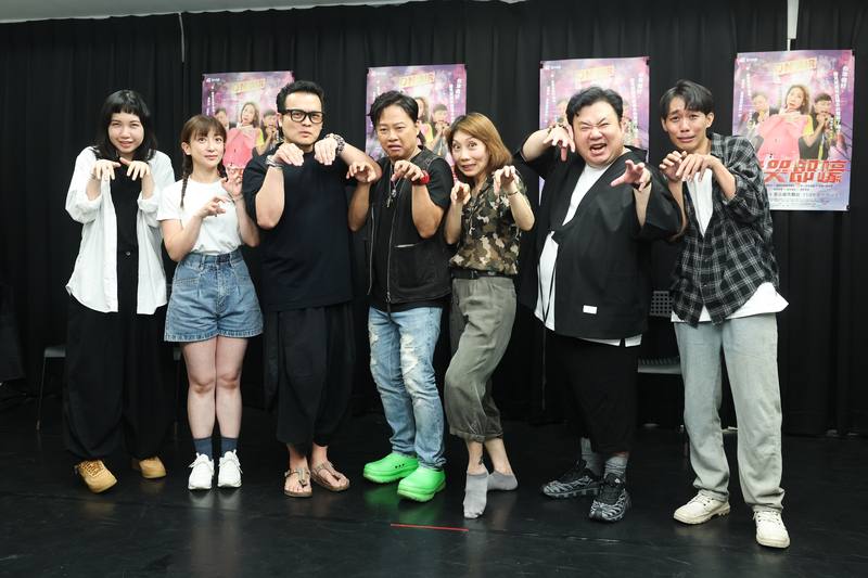 春河劇團全新原創舞台劇「詭哭郎嚎」取材自藝人郎祖筠（右3）的人氣Podcast節目，9月26日起將在台北城市舞台登場，主要演員27日下午在台北舉行宣傳記者會宣傳