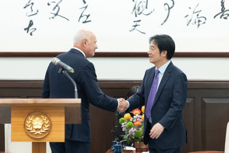 President Lai shakes hands with IPAC Co-founder and UK MP Iain Duncan Smith.