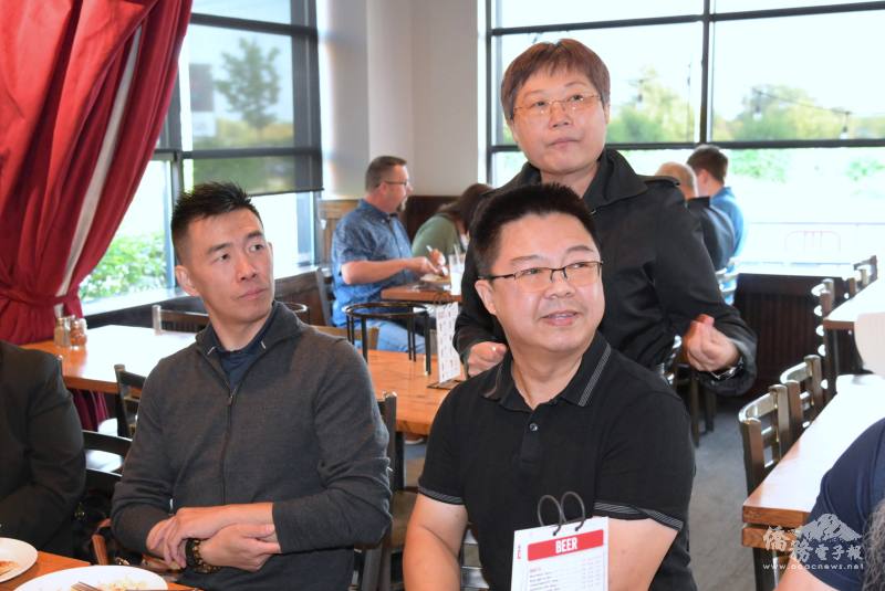 芝加哥臺美商會會長蘇琪雯介紹該會成員