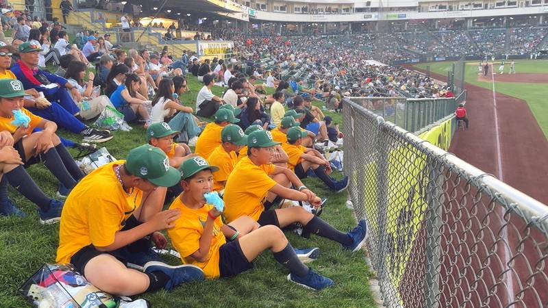 東園國小少棒隊觀看運動家對老虎比賽