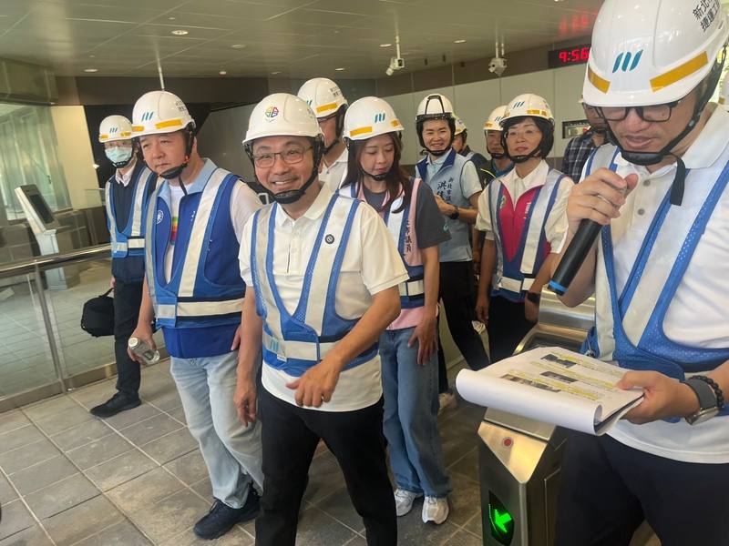 新北市長侯友宜（前中）28日上午到三鶯線陶瓷老街站視察公共藝術暨站體裝修進度，侯友宜表示，陶瓷老街車站月台門已全數安裝完成，車站內部裝修同步推進，包含電梯、電扶梯、天花板及旅客諮詢處等工項陸續完成