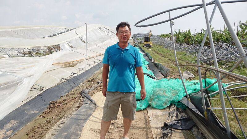 颱風丹娜絲造成嘉義縣2938件溫網室設施受損，太保市農民吳世彥（圖）在風災後1個多月才找到廠商拆除被吹壞的溫室，他說，因損壞溫室實在太多，所以隔了1個多月才輪到他