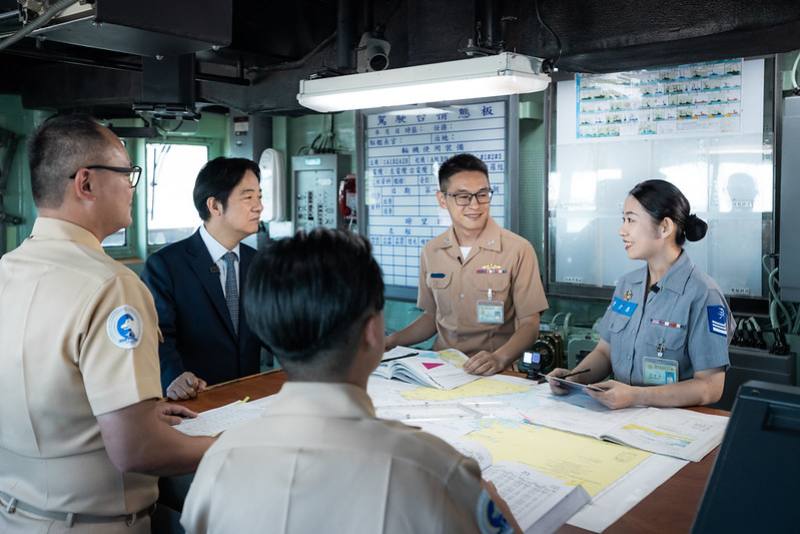 總統登艦後，聽取官兵分享職務工作內容及慰勉執行演訓辛勞