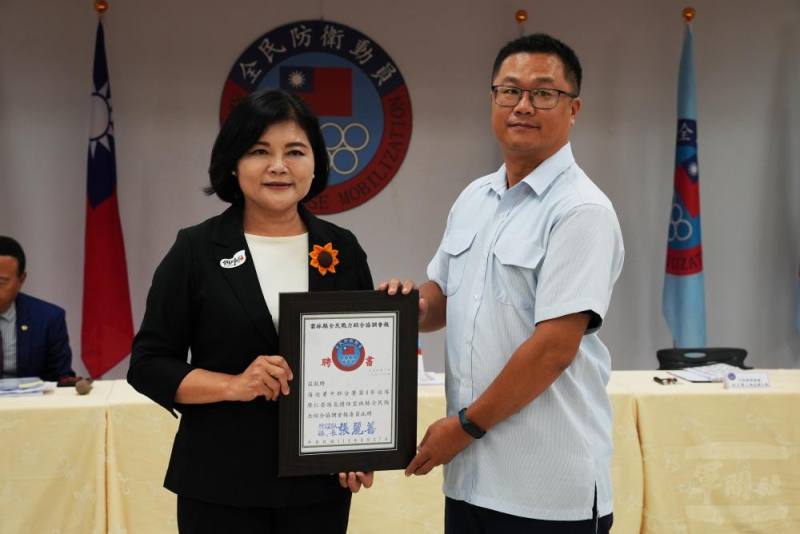 張縣長頒發新任委員聘書