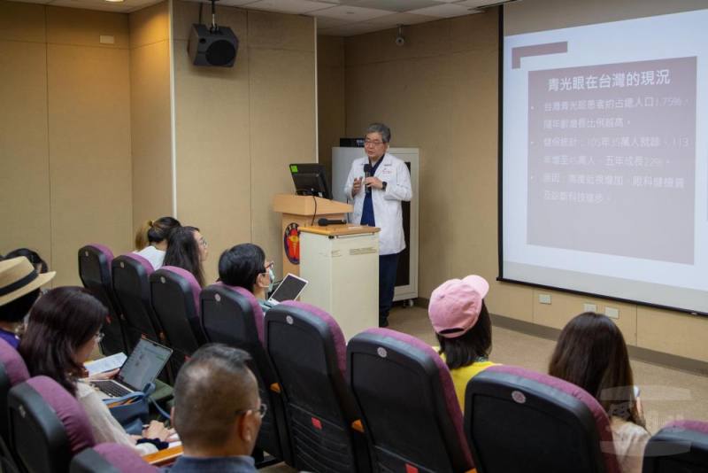 三軍總醫院27日召開記者會，説明「青光眼」治療手術新選擇