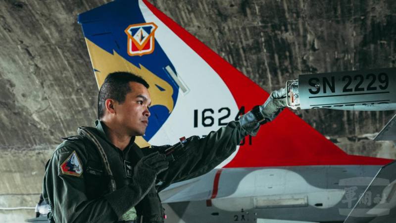 空軍第1聯隊黃濬桀中校執行飛行前檢查