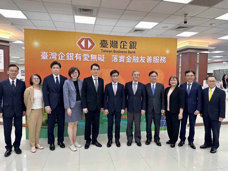 金管會27日協同財政部、衛福部前往視察台企銀復興分行，若有身心障礙客戶在門口按服務鈴，就有專人協助引導到無障礙櫃台辦理業務。圖為金管會主委彭金隆（左6）、財政部政務次長阮清華（右5）、金管會銀行局局長童政彰（左5）、台企銀董事長李嘉祥（右4）與總經理李國忠（右2）